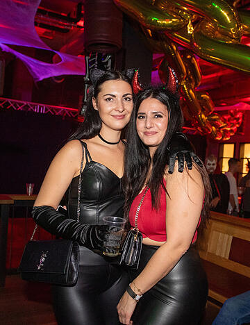 In der Halloween-Nacht waren viele Feierbegeisterte in Kostümen unterwegs. In der Halloween-Nacht waren viele Feierbegeisterte in Kostümen unterwegs.