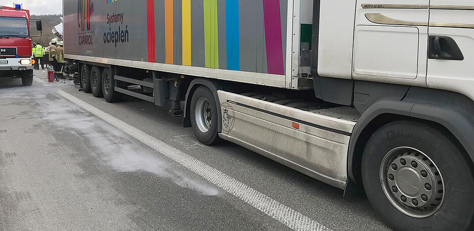 Die Feuerwehr brachte schweres Ger&auml;te zum Einsatz, um eine Person aus der Fahrerkabine des auffahrendes Kleinlasters zu befreien. Foto: Hoffmann.