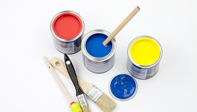 Kostengünstige Alternative zur Fliesensanierung: Spezielle Fliesenlacke ermöglichen es, alte Fliesen zu überstreichen und sparen dabei Zeit, Aufwand und Kosten.