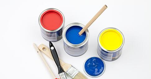 Kostengünstige Alternative zur Fliesensanierung: Spezielle Fliesenlacke ermöglichen es, alte Fliesen zu überstreichen und sparen dabei Zeit, Aufwand und Kosten.