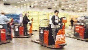 Im Obst- und Gemüsebereich des Kaufland-Logistikzentrums herrscht Hochbetrieb und Enge. Darum wird jetzt angebaut.Foto: Archiv/Ulrike Kugler