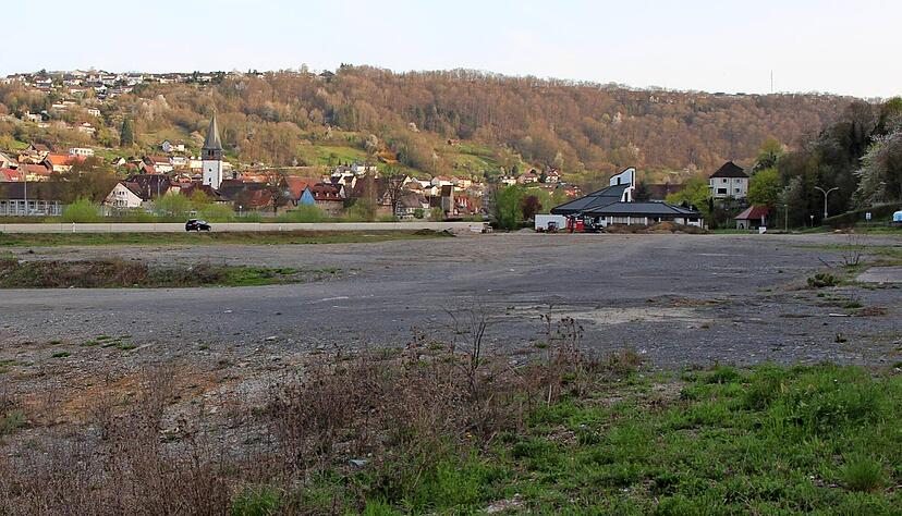 Auf der Niedernhaller Brachfläche zwischen katholischer Kirche und zwei Einkaufsmärkten plant der Landkreis eine Flüchtlingsunterkunft mit Containern. Im Sommer soll sie in Betrieb gehen.
Foto: Tamara Ludwig Auf der Niedernhaller Brachfläche zwischen katholischer Kirche und zwei Einkaufsmärkten plant der Landkreis eine Flüchtlingsunterkunft mit Containern. Im Sommer soll sie in Betrieb gehen.
Foto: Tamara Ludwig
