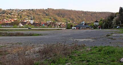 Auf der Niedernhaller Brachfläche zwischen katholischer Kirche und zwei Einkaufsmärkten plant der Landkreis eine Flüchtlingsunterkunft mit Containern. Im Sommer soll sie in Betrieb gehen.
Foto: Tamara Ludwig Auf der Niedernhaller Brachfläche zwischen katholischer Kirche und zwei Einkaufsmärkten plant der Landkreis eine Flüchtlingsunterkunft mit Containern. Im Sommer soll sie in Betrieb gehen.
Foto: Tamara Ludwig