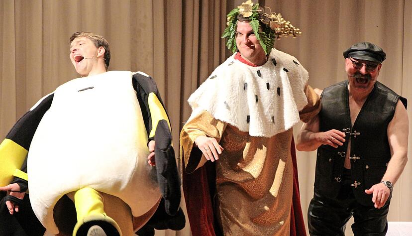 Die Kr&ouml;nungs-Outfits der B&uuml;rgermeister (v. l.): Achim Beck als Distelfink, Michael Foss in hoheitlicher Robe und Rainer Z&uuml;fle im krappen-schwarzen Biker-Outfit.