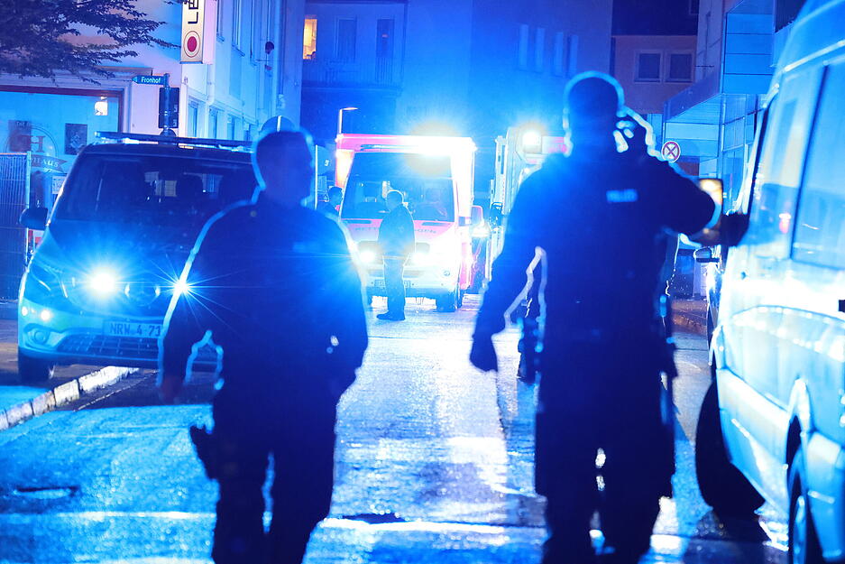 Polizei steht in der Nähe des Einsatzortes. Bei einer Attacke auf der 650-Jahr-Feier der Stadt hat es Todesopfer und Verletzte gegeben. Die Tatwaffe sei mutmaßlich ein Messer gewesen, hieß es aus Polizeikreisen. Die Polizei löste Großalarm aus.
