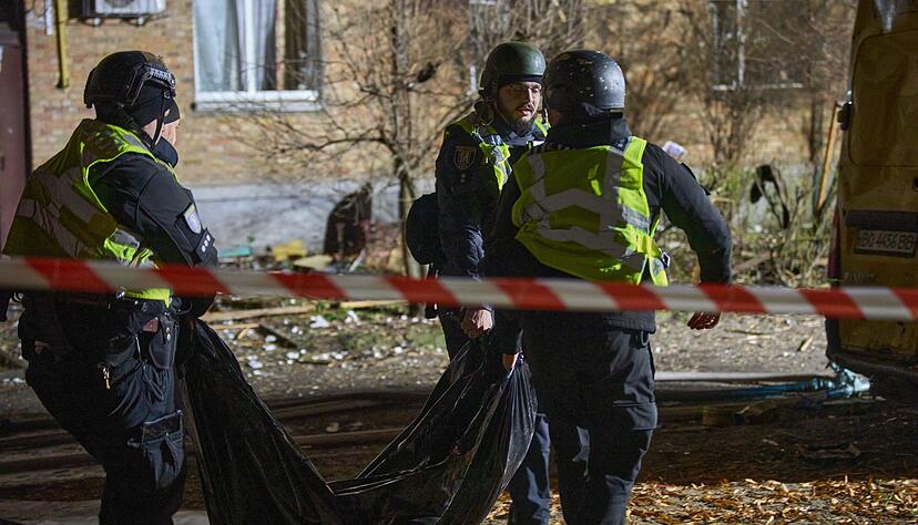 Rettungskr&auml;fte konnten einen Zivilisten nur noch tot aus den Tr&uuml;mmern bergen.