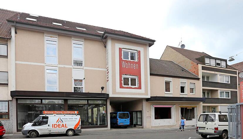 Das Gebäude des früheren Möbelhauses Veigel wird gerade umgebaut und ab Herbst als Wohnheim für 120 Flüchtlinge genutzt. Foto: Andreas Veigel Das Gebäude des früheren Möbelhauses Veigel wird gerade umgebaut und ab Herbst als Wohnheim für 120 Flüchtlinge genutzt. Foto: Andreas Veigel