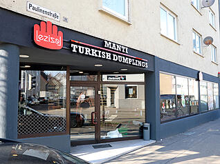 Februar: Die Lezizel-Filiale in der Heilbronner Paulinenstra&szlig;e feiert Neuer&ouml;ffnung. Als Spezialit&auml;t gibt es Manti, das sind t&uuml;rkische Teigtaschen.