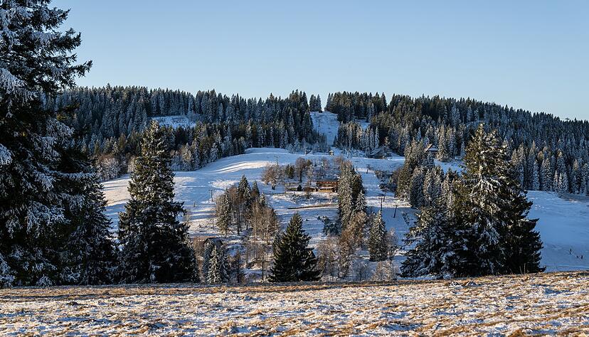 Die ersten Sonnenstrahlen leuchten schneebedeckte Tannen am Feldberg im Schwarzwald an. An Silvester k&ouml;nnte es auch in niedrigeren Lagen Schnee geben, so die Aussichten.