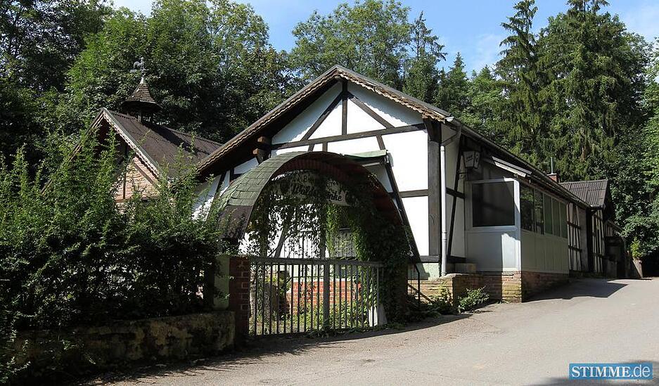 2015: Im Grünen liegt das ehemalige traditionsreiche Ausflugslokal Waldschänke mit Biergarten am Rande des Köpfertals. Direkt angrenzend ist der hohe Baumbestand des daran anschließenden Ehrenfriedhofs im Hintergrund sichtbar.