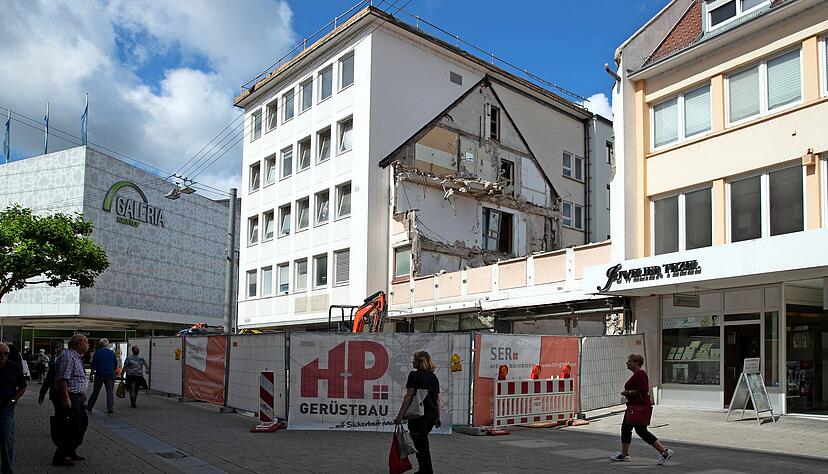 Abrissarbeiten in der Fleiner Straße: Das Gebäude aus der Nachkriegszeit weicht einem Neubau, in den als Hauptmieter ein Burgerlokal einziehen soll.
Foto: Andreas Veigel Abrissarbeiten in der Fleiner Straße: Das Gebäude aus der Nachkriegszeit weicht einem Neubau, in den als Hauptmieter ein Burgerlokal einziehen soll.
Foto: Andreas Veigel