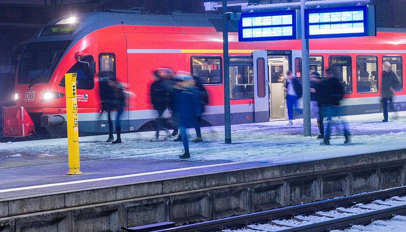 Das bundesweit nutzbare Nahverkehrsticket soll im neuen Jahr zum Einführungspreis von 49 Euro pro Monat kommen und an das beliebte 9-Euro-Ticket aus dem Sommer anknüpfen.