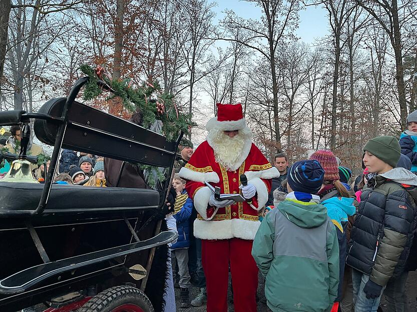 Um 16.30 Uhr kam der Nikolaus und hat Geschenke an die Kinder verteilt.