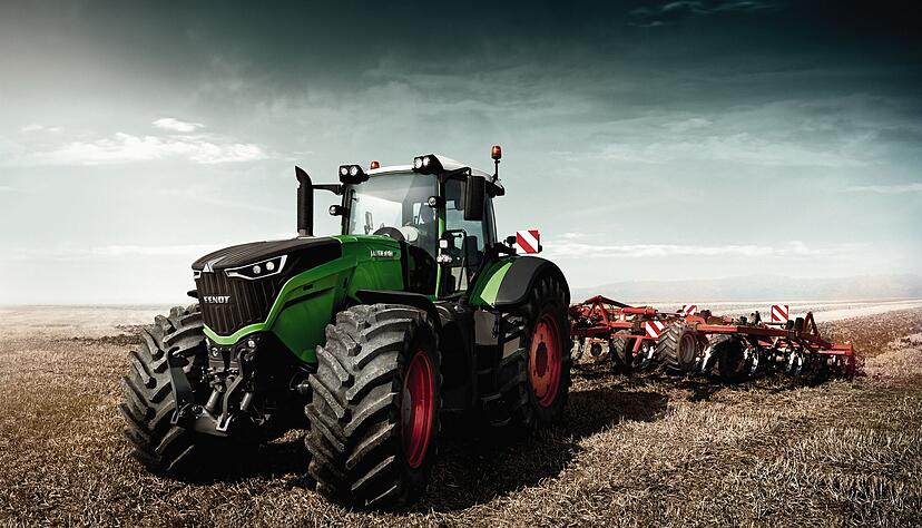 Archaischer Auftritt: Reifen wie Mühlräder und ordentlich was im Schlepptau - der Fendt Vario 1050 Traktor bei der Feldarbeit. Archaischer Auftritt: Reifen wie Mühlräder und ordentlich was im Schlepptau - der Fendt Vario 1050 Traktor bei der Feldarbeit.