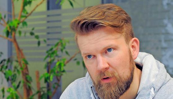 Thomas Müssig im Gespräch: Auch wenn Leiharbeitsfirmen formal darauf achteten, alles korrekt auszuformulieren, umgehen sie dem Verdi-Gewerkschaftssekretär zufolge häufig die gesetzlichen Vorschriften. 
Foto: Dennis Mugler