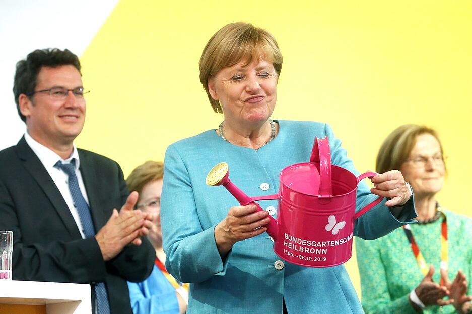 Angela Merkel bekommt während der Kundgebung, im Vorfeld zur Bundesgartenschau 2019 in Heilbronn, eine Gießkanne überreicht. Aufnahme aus dem Jahr 2017.
