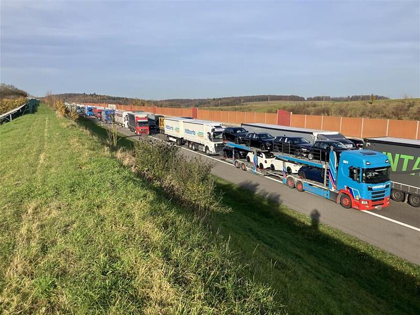 Auf der A6 staut es sich. Zwei Unfälle sorgen für Vollsperrungen in Richtung Nürnberg.