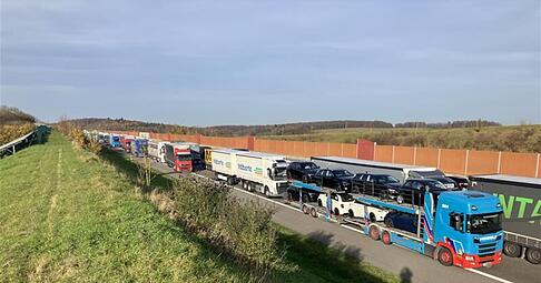 Auf der A6 staut es sich. Zwei Unfälle sorgen für Vollsperrungen in Richtung Nürnberg. Auf der A6 staut es sich. Zwei Unfälle sorgen für Vollsperrungen in Richtung Nürnberg.