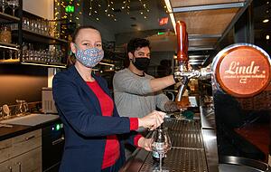 Irena Prokop hat die Craftbeer-Bar Craftelicious im vergangenen Jahr eröffnet. Wegen Corona kann man die Getränke auch online bestellen, zahlen und dann abholen. Irena Prokop hat die Craftbeer-Bar Craftelicious im vergangenen Jahr eröffnet. Wegen Corona kann man die Getränke auch online bestellen, zahlen und dann abholen.