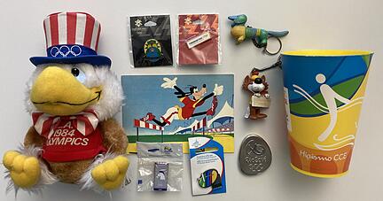 Kitsch oder Kult? Sammelobjekte von diversen Olympischen Spielen. Foto: Lars M&uuml;ller-Appenzeller