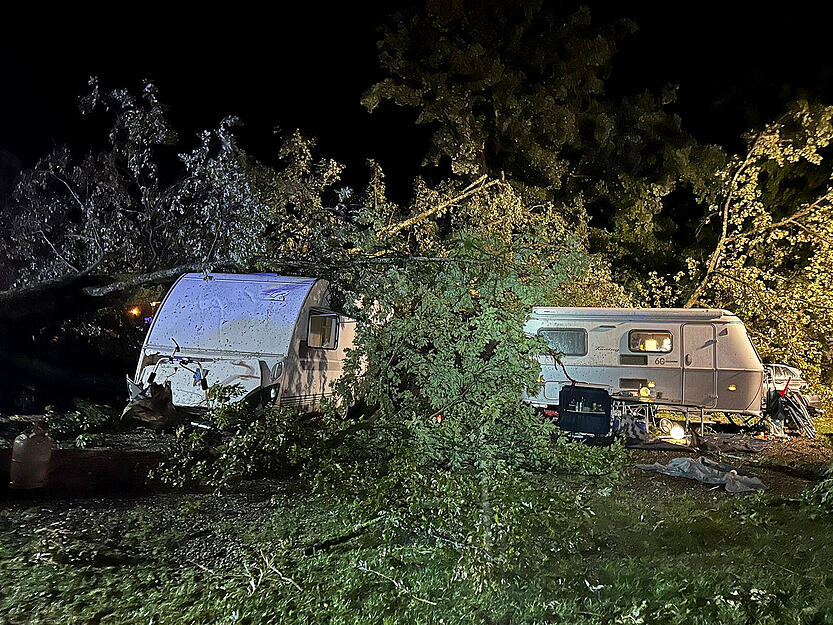 Bäume liegen nach einem Unwetter auf Campingwagen auf einem Campingplatz in Lindau. Bäume liegen nach einem Unwetter auf Campingwagen auf einem Campingplatz in Lindau.