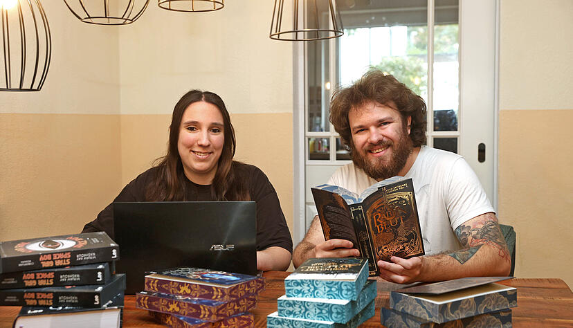 „Leute, die das kaufen, sind Sammler, die möchten was Schönes im Regal haben“: Autorin Sarak Skitschak und Verleger Leander Förch.
Foto: Ralf Seidel