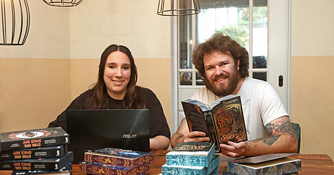 „Leute, die das kaufen, sind Sammler, die möchten was Schönes im Regal haben“: Autorin Sarak Skitschak und Verleger Leander Förch.
Foto: Ralf Seidel „Leute, die das kaufen, sind Sammler, die möchten was Schönes im Regal haben“: Autorin Sarak Skitschak und Verleger Leander Förch.
Foto: Ralf Seidel