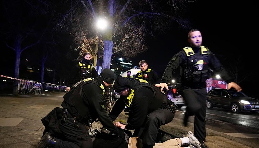 Nach der Attacke am Holocaust-Denkmal in Berlin hat die Polizei einen Verd&auml;chtigen festgenommen.