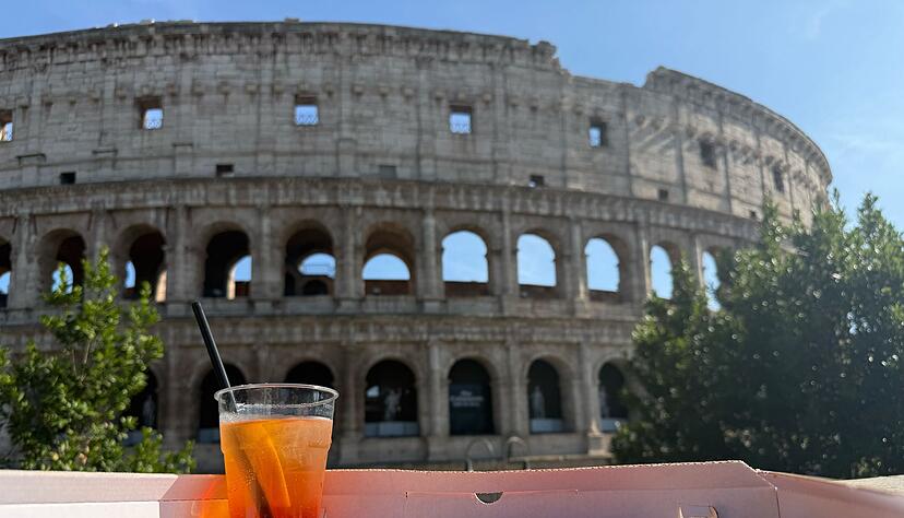 F&uuml;r viele ist Italien eine Postkartenidylle: Pizza und Aperol, eine Sehensw&uuml;rdigkeit in Sichtweite. Der Italo-Schlager spielt mit diesen Klischees. (Archivbild)