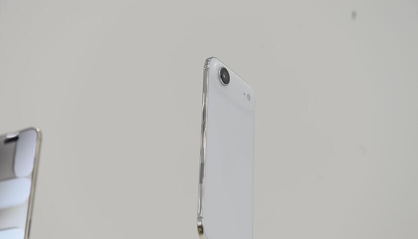 Fast die ganze Technik steckt beim iPhone Air im Kamerabuckel. So bleibt mehr Platz für die Batterie.