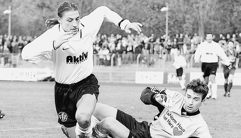 Achim Pfeifer (links) scheitert in dieser Szene zwar an Heidenheims Keeper Wenig, hatte den VfR im Verbandsliga-Spitzenspiel am 25. Oktober 1998 aber bereits nach 34 Sekunden mit 1:0 in Führung geschossen.
Foto: Archiv/Veigel Achim Pfeifer (links) scheitert in dieser Szene zwar an Heidenheims Keeper Wenig, hatte den VfR im Verbandsliga-Spitzenspiel am 25. Oktober 1998 aber bereits nach 34 Sekunden mit 1:0 in Führung geschossen.
Foto: Archiv/Veigel