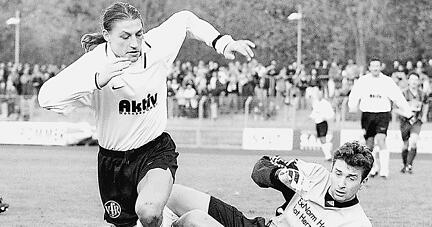 Achim Pfeifer (links) scheitert in dieser Szene zwar an Heidenheims Keeper Wenig, hatte den VfR im Verbandsliga-Spitzenspiel am 25. Oktober 1998 aber bereits nach 34 Sekunden mit 1:0 in Führung geschossen.
Foto: Archiv/Veigel