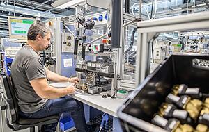 Nach einer Nachfrageschw&auml;che im vergangenen Jahr gibt es jetzt Nachholeffekte und dauerhafte Belebung am Markt. Viel zu tun in der B&uuml;rkert-Produktion.
Foto: B&uuml;rkert