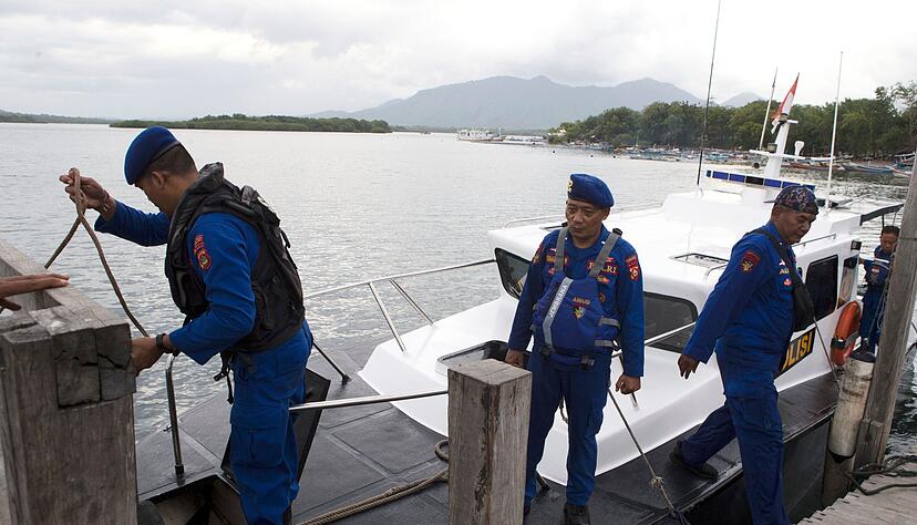 Die Suchtrupps waren mit zahlreichen Booten im Einsatz.