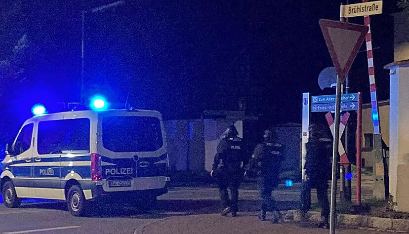 Schwer bewaffnete Polizisten suchen den Bereich rund um die Stelle ab, in der Freitagnacht Schüsse gefallen sind. Schwer bewaffnete Polizisten suchen den Bereich rund um die Stelle ab, in der Freitagnacht Schüsse gefallen sind.
