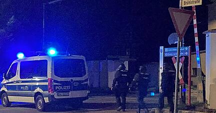 Schwer bewaffnete Polizisten suchen den Bereich rund um die Stelle ab, in der Freitagnacht Schüsse gefallen sind. Schwer bewaffnete Polizisten suchen den Bereich rund um die Stelle ab, in der Freitagnacht Schüsse gefallen sind.