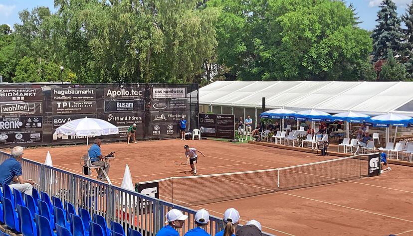 Malerische, aber räumlich begrenzte Anlage im Karlsruher Villenviertel Rüppurr: Der Center Court bietet 550 Zuschauern Platz − beim Neckar-Cup sind es 900. Tickets kosten an den ersten Turniertagen in Karlsruhe 30 Euro − in Heilbronn waren es 15. Malerische, aber räumlich begrenzte Anlage im Karlsruher Villenviertel Rüppurr: Der Center Court bietet 550 Zuschauern Platz − beim Neckar-Cup sind es 900. Tickets kosten an den ersten Turniertagen in Karlsruhe 30 Euro − in Heilbronn waren es 15.