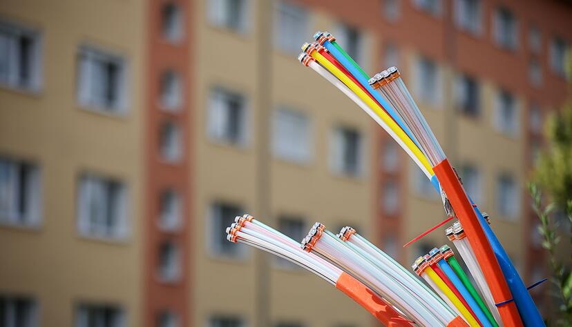 Die Bundesnetzagentur sieht kein wettbewerbswidriges Verhalten der Deutschen Telekom beim Glasfaserausbau. (Archivbild)