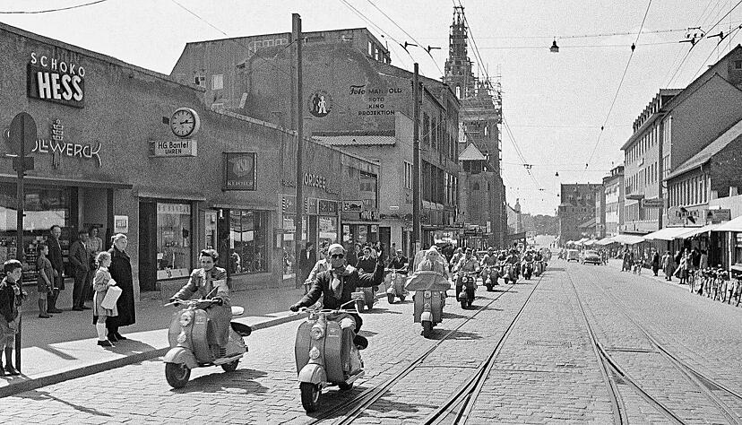 Im Jahr 1953 fuhren die Heilbronner stolz mit ihren Lambretta-Motorrollern durch die Kaiserstraße.
Foto: Eisenmenger/Heilbronner Stimme/Stadtarchiv Im Jahr 1953 fuhren die Heilbronner stolz mit ihren Lambretta-Motorrollern durch die Kaiserstraße.
Foto: Eisenmenger/Heilbronner Stimme/Stadtarchiv