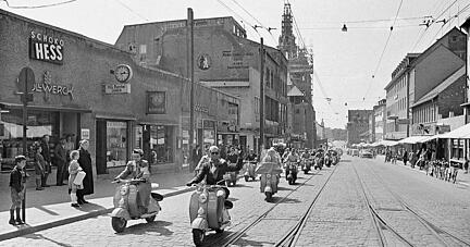 Im Jahr 1953 fuhren die Heilbronner stolz mit ihren Lambretta-Motorrollern durch die Kaiserstraße.
Foto: Eisenmenger/Heilbronner Stimme/Stadtarchiv