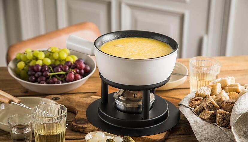 Verschiedene K&auml;sesorten sorgen f&uuml;r ein aromatisches Fondue-Erlebnis: Appenzeller, Emmentaler und Gruy&egrave;re sind beliebte Klassiker.