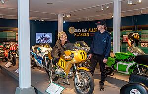 Im Zweirad- und NSU-Museum startet nun die neue Sonderausstellung "Rennlegenden 1960-85". Museumsleiterin Natalie Walz und Sven Heimberger pr&auml;sentieren die 24 besonderen Renn-Motorr&auml;der.
Fotos: Mario Berger