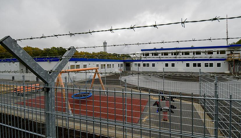 Mit dem sogenannten Rückführungsverbesserungsgesetz wurde im vergangenen Jahr die Höchstdauer des Ausreisegewahrsams von bislang 10 Tagen auf 28 Tage verlängert. Mit dem sogenannten Rückführungsverbesserungsgesetz wurde im vergangenen Jahr die Höchstdauer des Ausreisegewahrsams von bislang 10 Tagen auf 28 Tage verlängert.