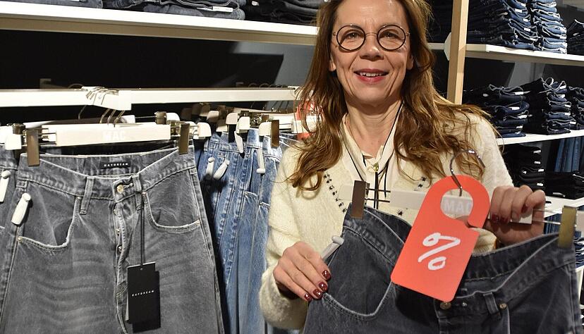 Bereit f&uuml;r den Winterschlussverkauf: Claudia Brunner vom Modehaus Frank er&ouml;ffnet die Rabattschlacht mit Winterjacken und Jeans.