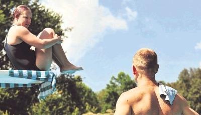 Haltung bewahren: Sprungtrainer Alexej Schulz verbessert die Sprungtechnik seiner Sch&uuml;ler bei den Aktionstagen im Freibad am Gesundbrunnen.Foto: Brian Bailey