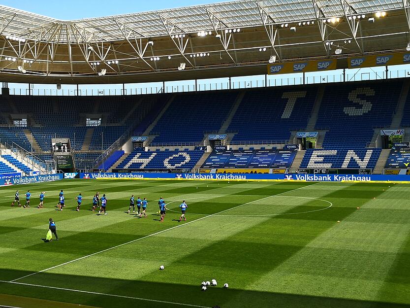 Warmlaufen in der leeren Sinsheimer Arena.