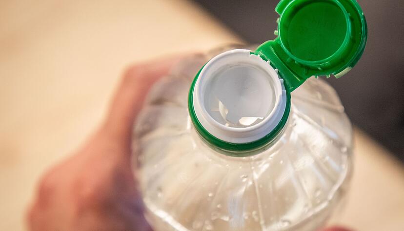 Das Kunststoffsiegel sitzt fest im Flaschenhals.