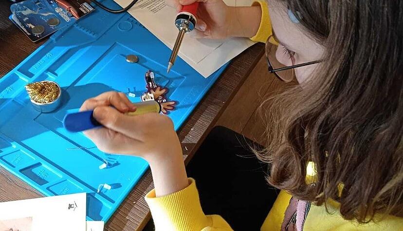 Eine Teilnehmerin von Make it real beim L&ouml;ten: Spielerisch n&auml;hern sich die M&auml;dchen technischen Grundlagen.