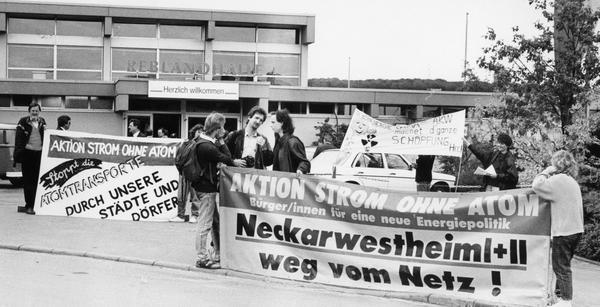 13.5.1989: Bei den Einweihungsfestlichkeiten von GKN II demonstrieren Kernkraftgegner vor der Neckarwestheimer Reblandhalle.  Foto: HSt-Archiv
