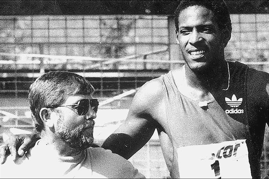 Zwei, die sich sehr schätzen: Sportdirektor Peter Schramm und sein Star aus Kuba, Weltrekordhalter Javier Sotomayor. Undatierte Aufnahme.